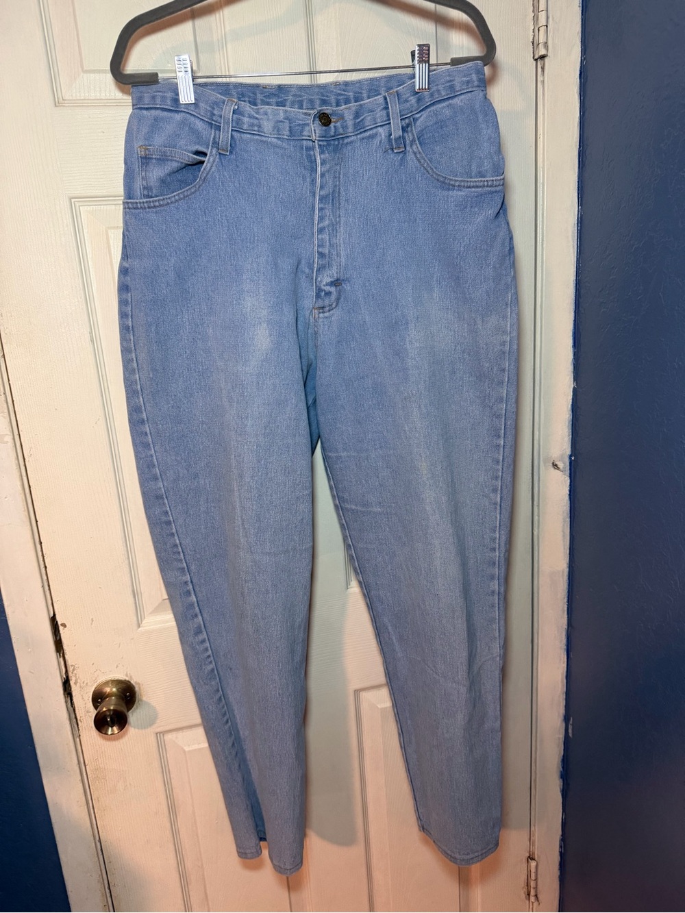 Women’s Straight Leg Jeans in Light Blue - Classic Everyday Style